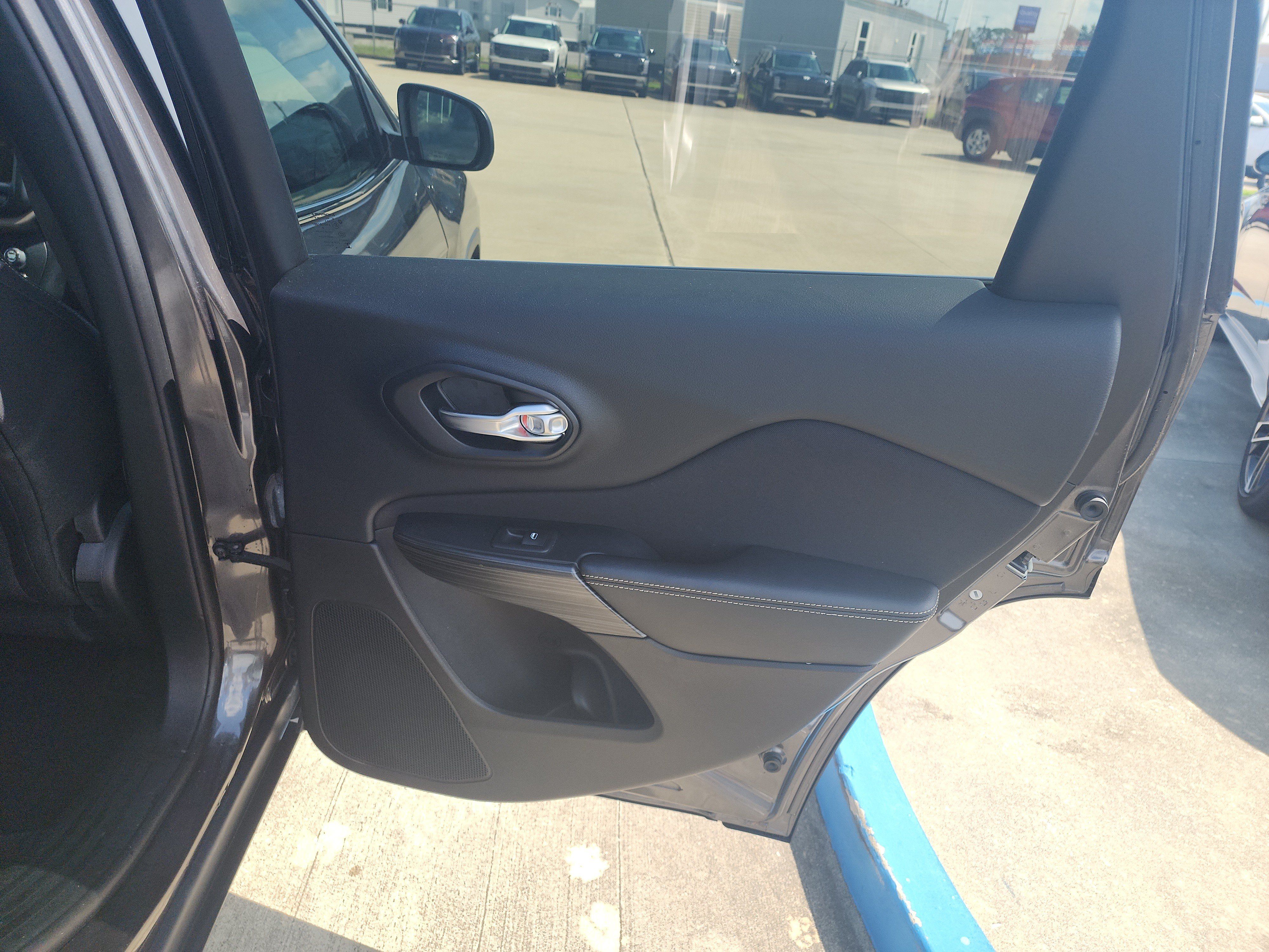 Used 2016 Jeep Cherokee Latitude w/ Comfort & Sound Group FWD image 13