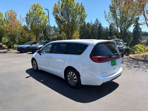 Used 2023 Chrysler Pacifica Touring-L FWD image 8
