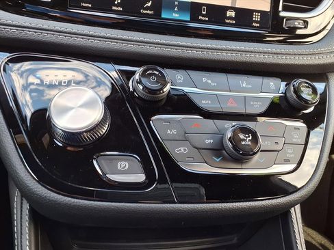 New 2026 Chrysler Pacifica Limited image 6