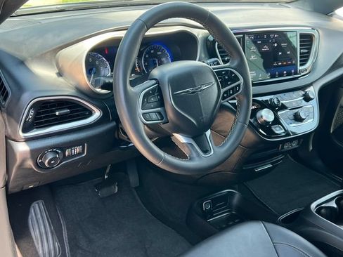 Used 2025 Chrysler Pacifica Select FWD image 18