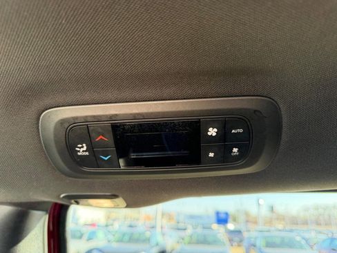 Used 2025 Chrysler Pacifica Limited FWD image 12