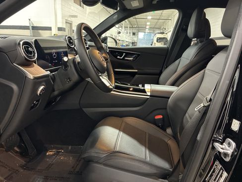 Used 2025 Mercedes-Benz GLC 300 4MATIC image 9