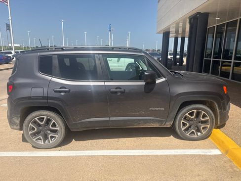 Used 2018 Jeep Renegade Latitude FWD image 9