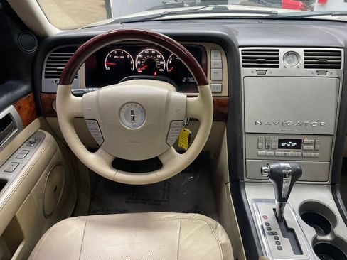 Used 2006 Lincoln Navigator Ultimate image 19