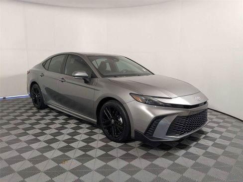 Certified 2025 Toyota Camry SE FWD image 4