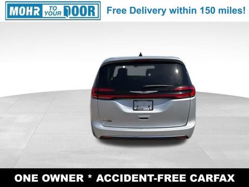 Used 2023 Chrysler Pacifica Touring-L image 4