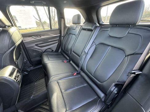 Used 2024 Jeep Grand Cherokee Limited w/ Black Appearance Package image 23