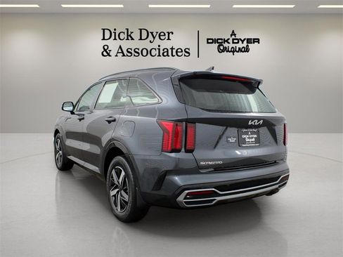 Used 2023 Kia Sorento EX w/ Panoramic Sunroof Package image 4