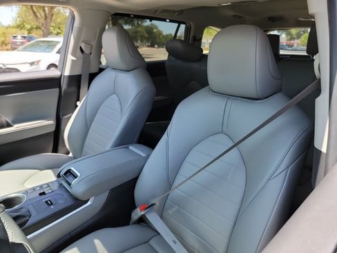 Used 2023 Toyota Highlander XLE FWD image 10