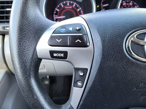 Used 2013 Toyota Highlander Plus AWD/4WD image 29