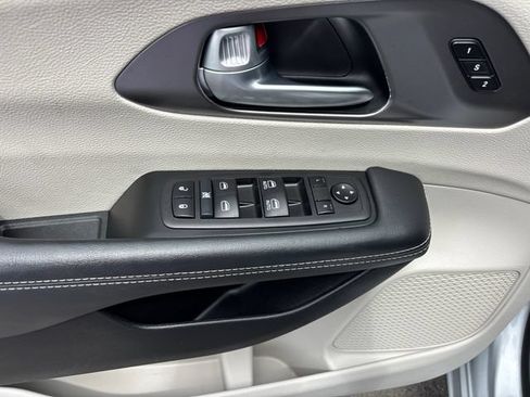 Used 2024 Chrysler Pacifica Touring-L FWD image 16