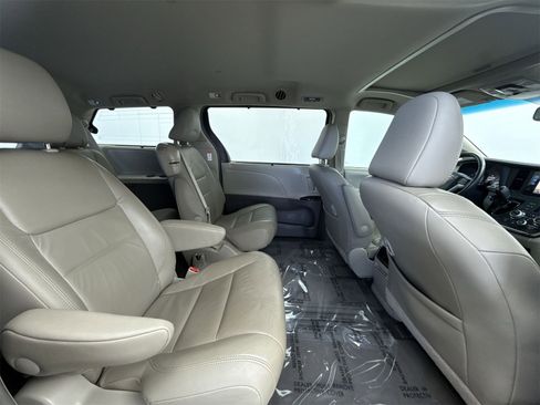 Used 2017 Toyota Sienna XLE image 35