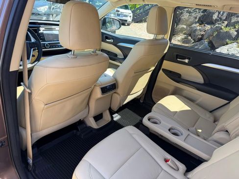 Used 2018 Toyota Highlander XLE AWD/4WD image 20