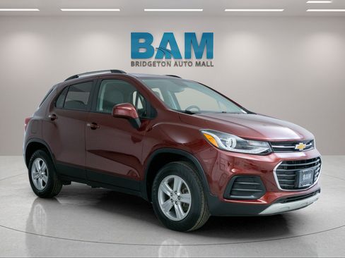 Certified 2022 Chevrolet Trax LT w/ LT Convenience Package AWD/4WD image 1
