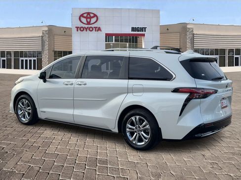 Used 2021 Toyota Sienna Platinum image 5