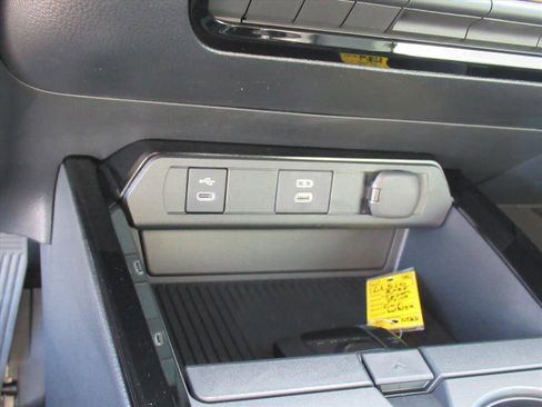 Used 2025 Toyota Prius XLE image 24