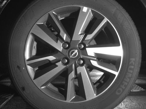 Used 2025 Nissan Versa SV FWD image 14