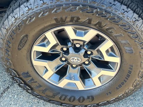 Used 2023 Toyota Tacoma TRD Off-Road w/ Advanced Technology Package AWD/4WD image 22