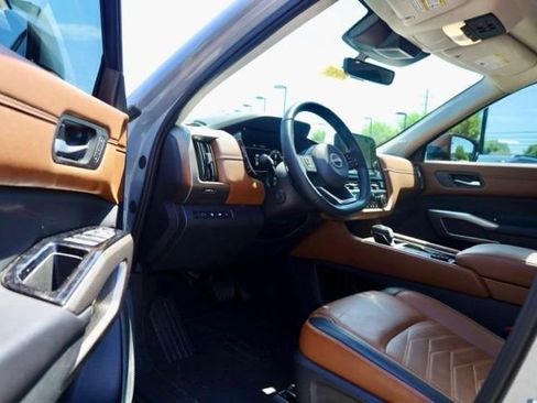 Used 2023 Nissan Pathfinder Platinum AWD/4WD image 15