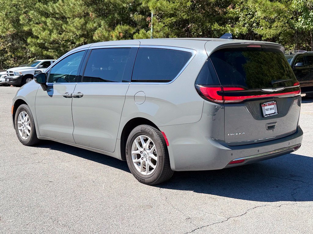 Used 2025 Chrysler Pacifica Select FWD image 5