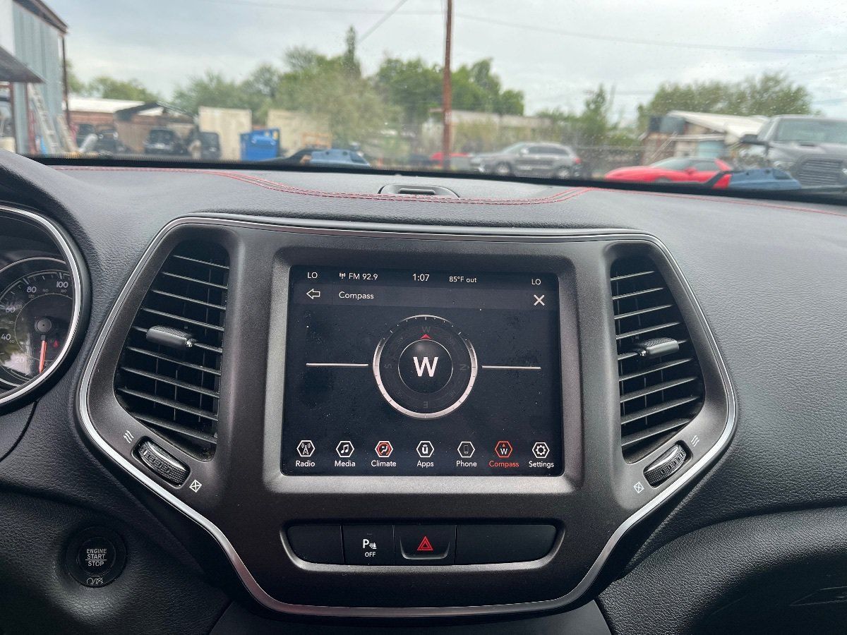 Used 2019 Jeep Cherokee Trailhawk w/ Comfort/Convenience Group AWD/4WD image 9