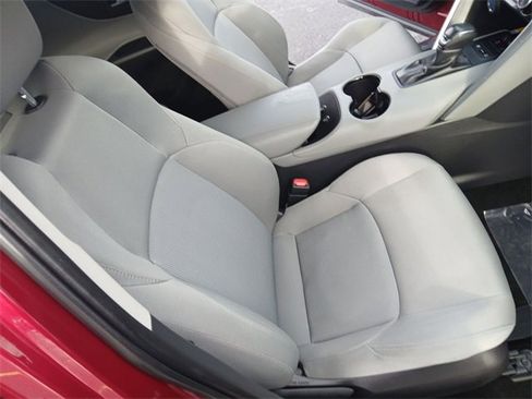 Used 2022 Toyota Venza XLE image 23