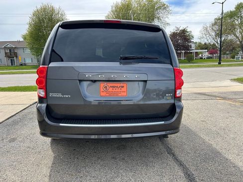 Used 2016 Dodge Grand Caravan SXT w/ Rear Park Assist Package FWD image 5