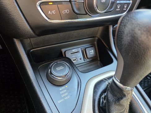 Used 2018 Jeep Cherokee Latitude w/ Cold Weather Group AWD/4WD image 15