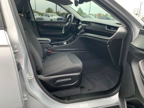 Used 2023 Jeep Grand Cherokee Laredo X image 10