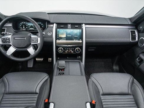 New 2025 Land Rover Discovery Dynamic SE image 18