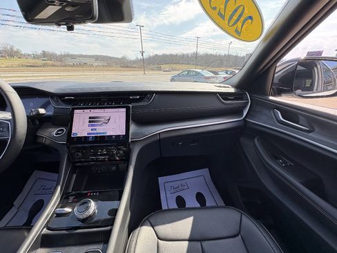 Used 2025 Jeep Grand Cherokee Limited w/ Luxury Tech Group II image 24