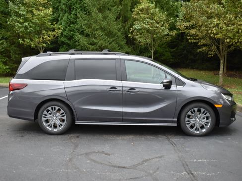 New 2026 Honda Odyssey Touring image 9