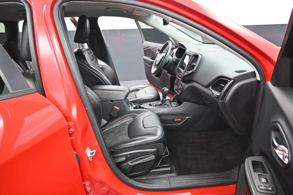 Used 2019 Jeep Cherokee Trailhawk w/ Comfort/Convenience Group AWD/4WD image 33