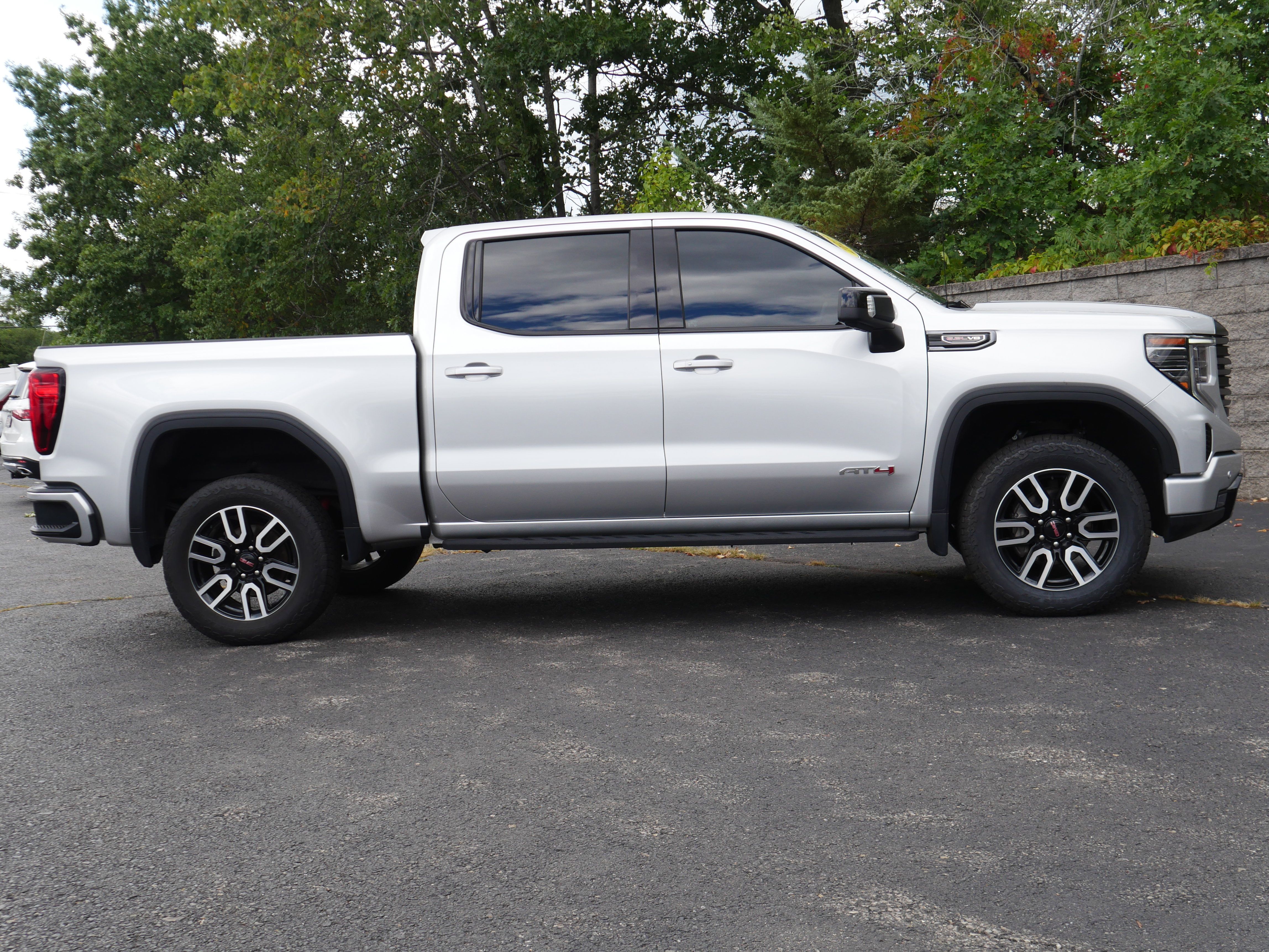 Certified 2022 GMC Sierra 1500 AT4 w/ AT4 Premium Package AWD/4WD image 8