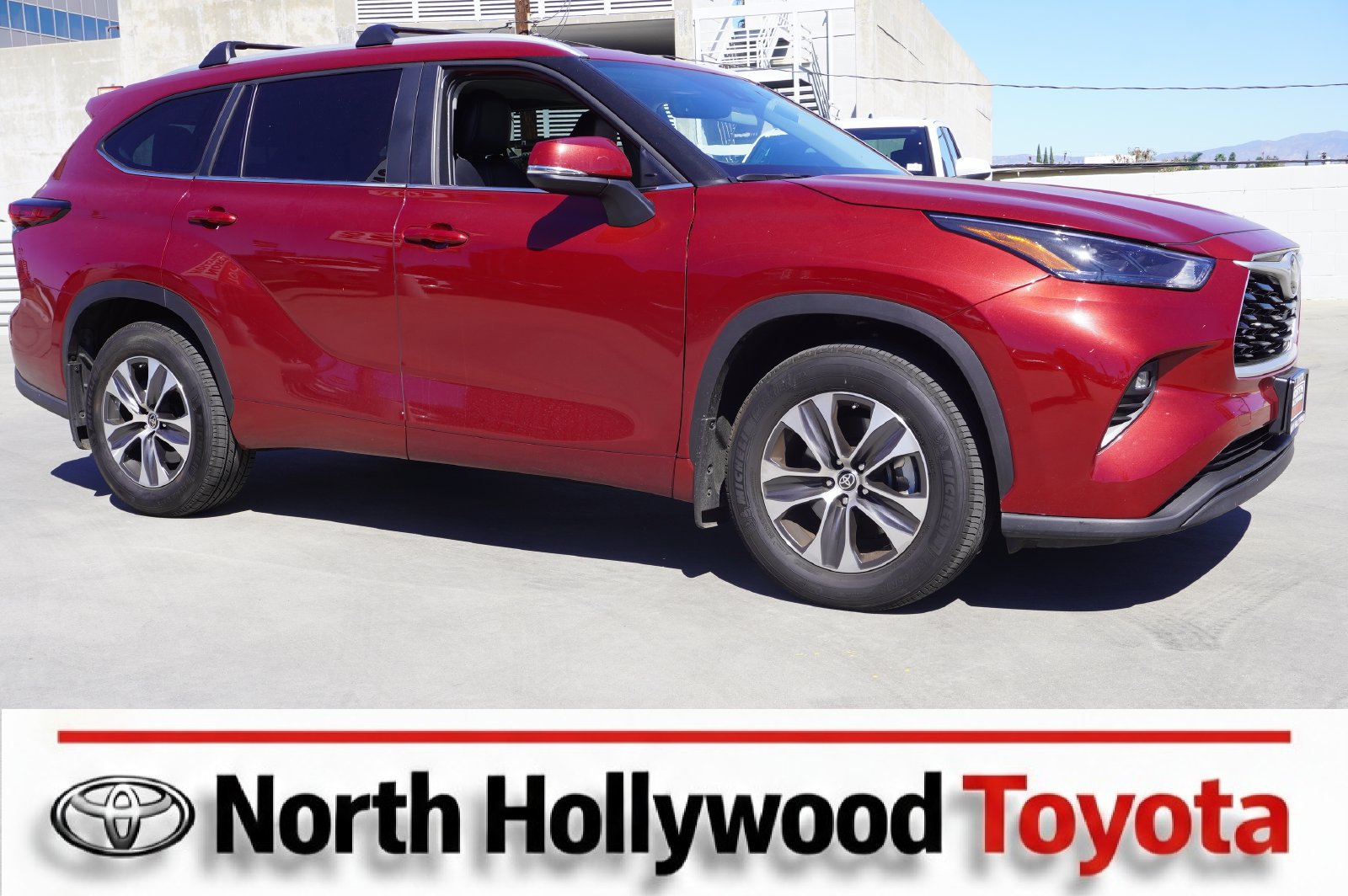 Used 2023 Toyota Highlander XLE FWD image 1