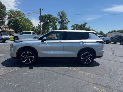 Used 2023 Mitsubishi Outlander SE FWD image 2
