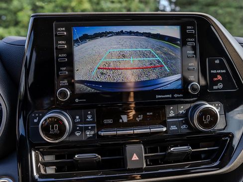 Used 2020 Toyota Highlander XLE FWD image 21