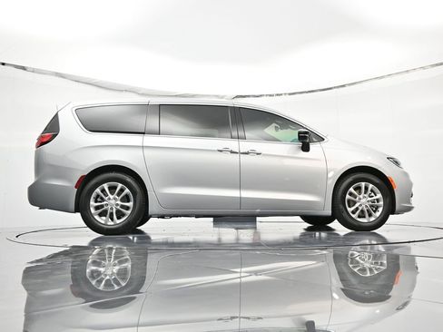 New 2026 Chrysler Pacifica Select FWD image 40