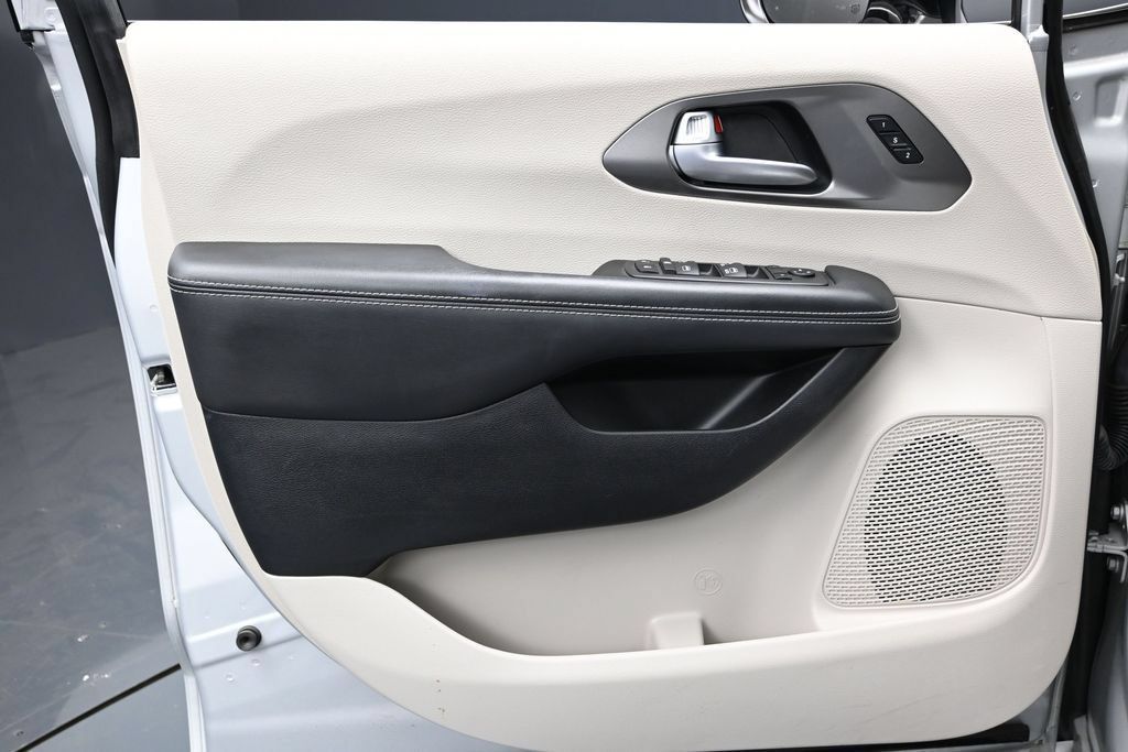 Used 2024 Chrysler Pacifica Touring-L FWD image 17