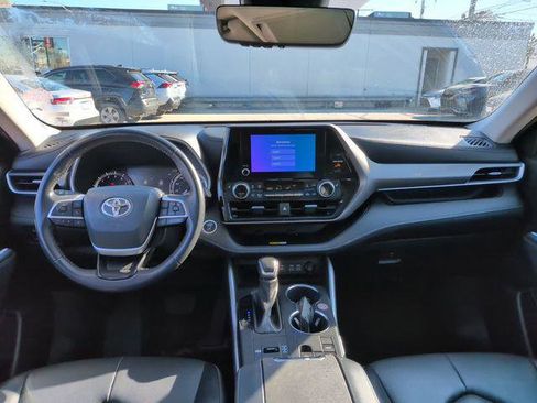 Certified 2024 Toyota Highlander XLE FWD image 10