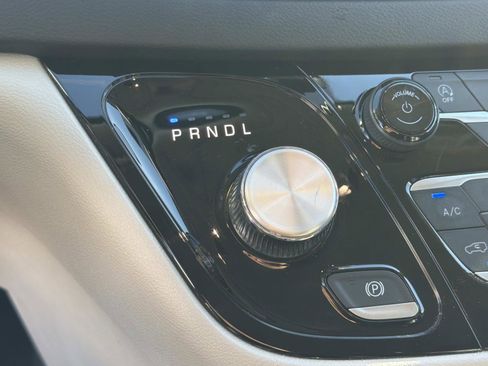 Used 2023 Chrysler Pacifica Touring-L image 11