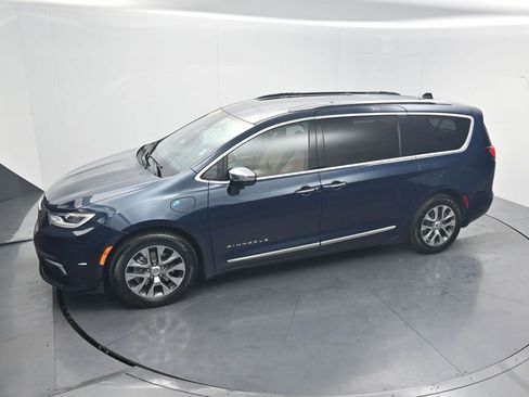 Used 2023 Chrysler Pacifica Pinnacle FWD image 58