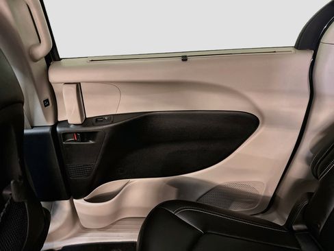 Used 2023 Chrysler Pacifica Touring-L FWD image 32