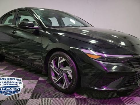 Used 2025 Hyundai Elantra SEL FWD image 2
