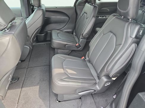 New 2026 Chrysler Pacifica Select image 13