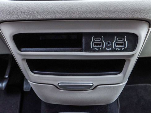 Used 2021 Chrysler Pacifica Touring-L FWD image 11