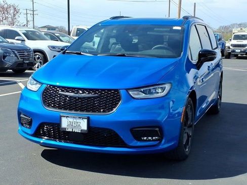 New 2026 Chrysler Pacifica Select image 2