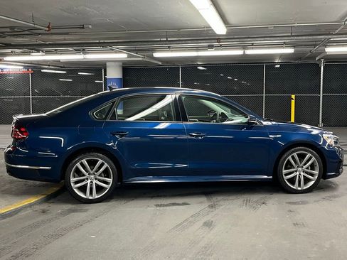 Used 2018 Volkswagen Passat 2.0T R-Line w/ R-Line Lighting Package FWD image 32