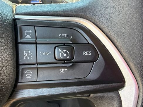 Used 2024 Jeep Grand Cherokee Laredo AWD/4WD image 28