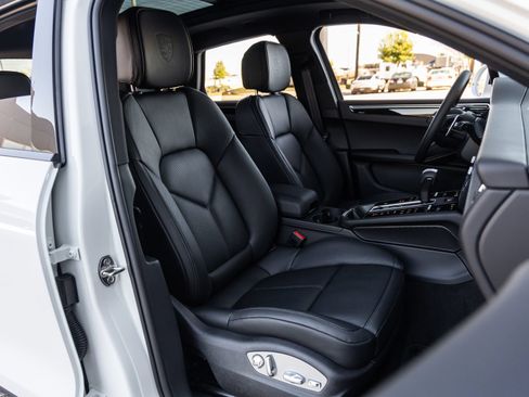 Certified 2026 Porsche Macan AWD/4WD image 43